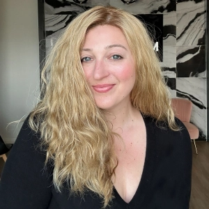 22" Ponytail Silk Top Wig Ash Blonde Wavy